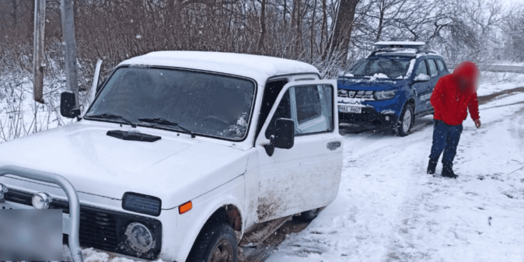 Un moldovean „bun la inimă” a ajutat doi ucraineni să ajungă ilegal în țara noastră. A fost plasat în izolator