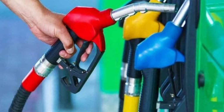 Горючее снова подешевело: сколько стоит бензин и дизтопливо в понедельник