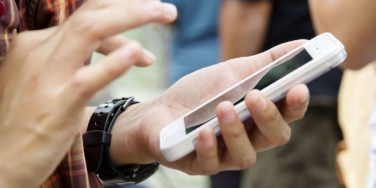 Spărgeau conturile de Facebook și furau bani! Trei indivizi – plasați în arest