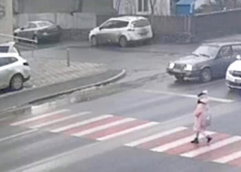 В Оргееве машина полиции из-за другого автомобиля чуть не сбила ребенка на пешеходном переходе