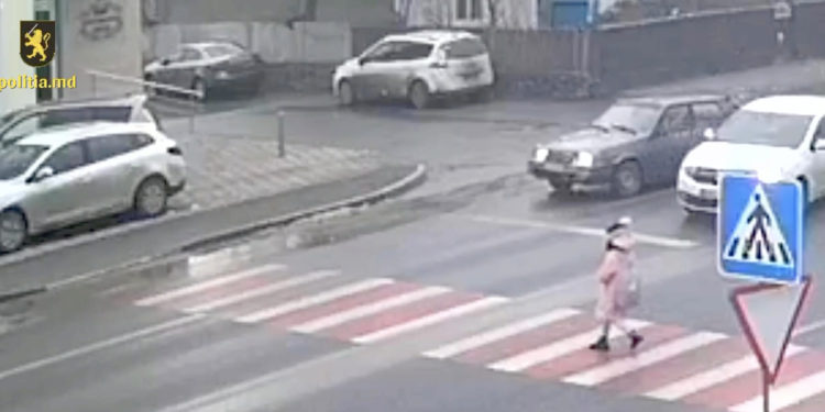 В Оргееве машина полиции из-за другого автомобиля чуть не сбила ребенка на пешеходном переходе