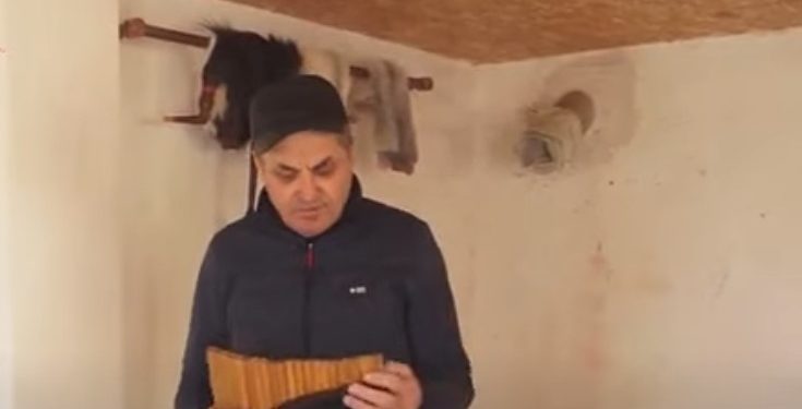 La vârsta de 40 de ani a devenit ucenicul lui Liubomir Iorga, creator de instrumente muzicale: Acum, după 20 de ani, Grigorii Sânchetru este unul dintre cei mai renumiți meșteri populari din țara noastră | VIDEO