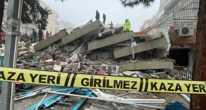 Землетрясение в Турции: Число жертв приблизилось к 200