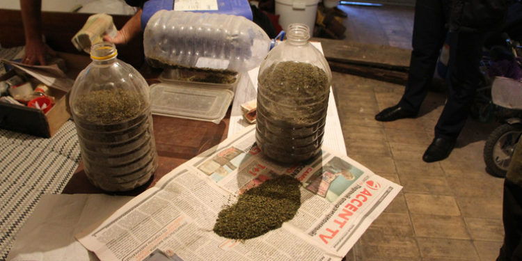 Droguri de sute de mii de lei, ridicate în nordul țării. Șapte persoane, suspectate de comercializarea substanțelor narcotice