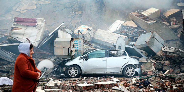 Число жертв землетрясения в Турции превысило 3,3 тыс. человек