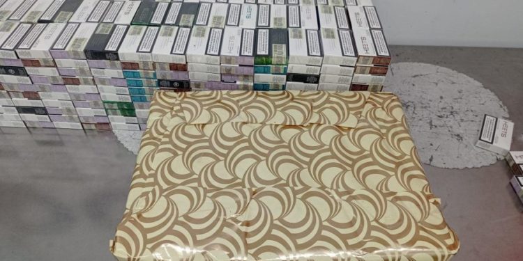 Гражданин Израиля под видом подарков пытался вывезти контрабандные сигареты