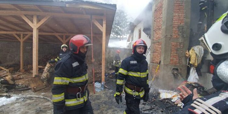 В монастыре Путна произошел пожар. С огнем боролись специалисты из пяти населенных пунктов