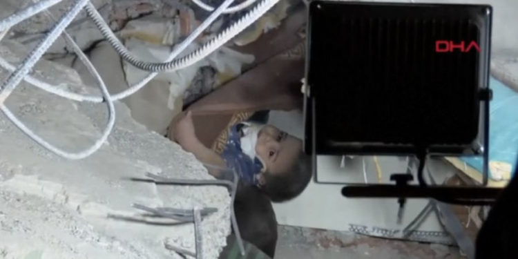 В Турции во время разбора завалов под бетонной плитой нашли годовалого ребенка