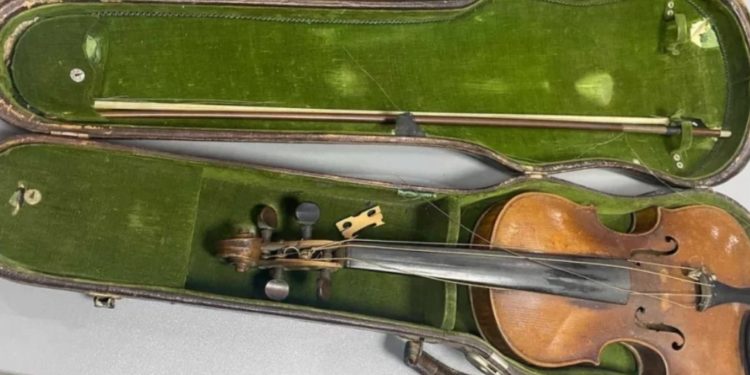 Таможенники предотвратили попытку контрабанды старинной скрипки