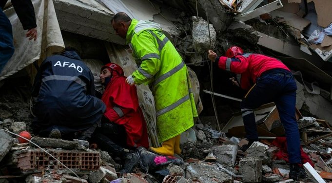 В Турции и Сирии за три дня нашли более 15 тысяч погибших из-за землетрясения