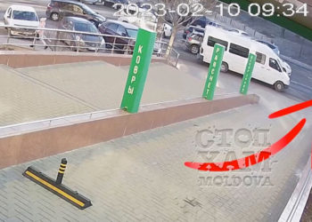 В Кишиневе на пешеходном переходе маршрутка сбила женщину