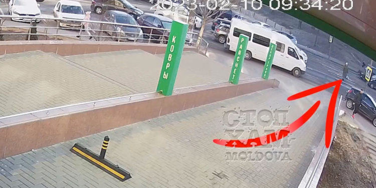 В Кишиневе на пешеходном переходе маршрутка сбила женщину