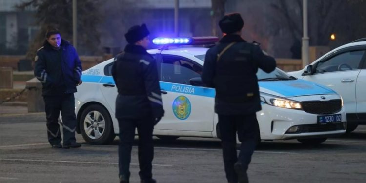 В Казахстане девятиклассник ранил трех учеников ножом и топором