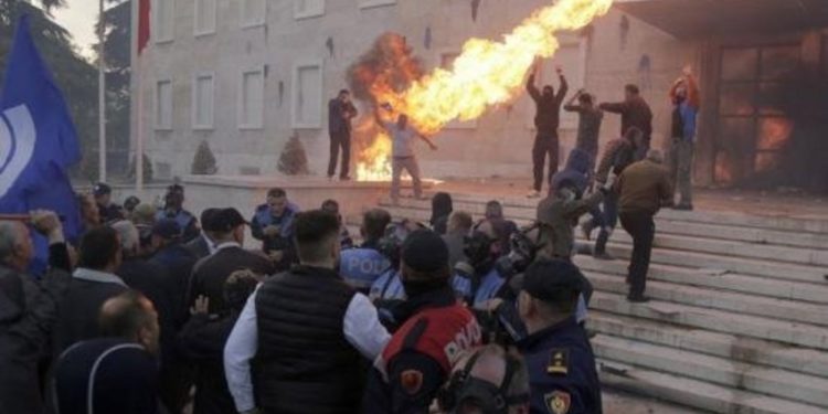 Протестующие в Албании попытались штурмовать здание парламента