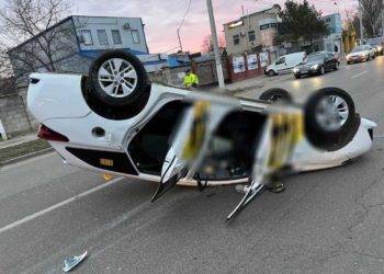 В столице в результате ДТП перевернулся автомобиль такси