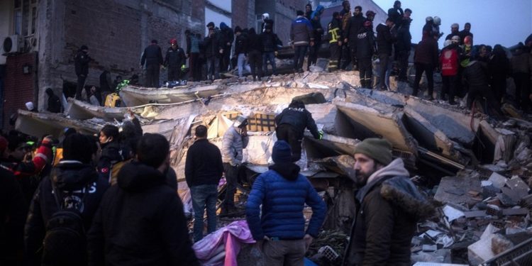 Землетрясение в Турции: Число жертв приблизилось к 200