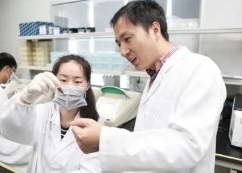 Cercetătorul care a șocat lumea modificând genetic 3 copii spune că „s-a grăbit”, dar nu își cere scuze