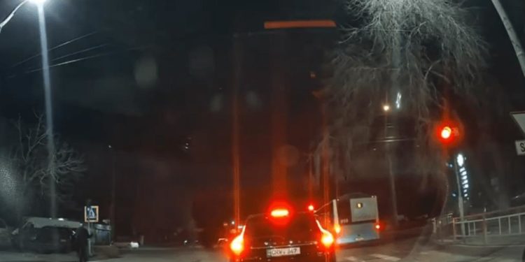 A pus viața pasagerilor în pericol! Momentul în care un șofer de autobuz merge la culoarea roșie a semaforului