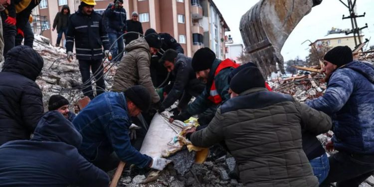 Число жертв землетрясения в Турции приблизилось к шести тысячам