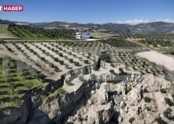 На юге Турции после землетрясений образовался разлом: гигантская трещина в земной коре протянулась на многие километры | FOTO, VIDEO