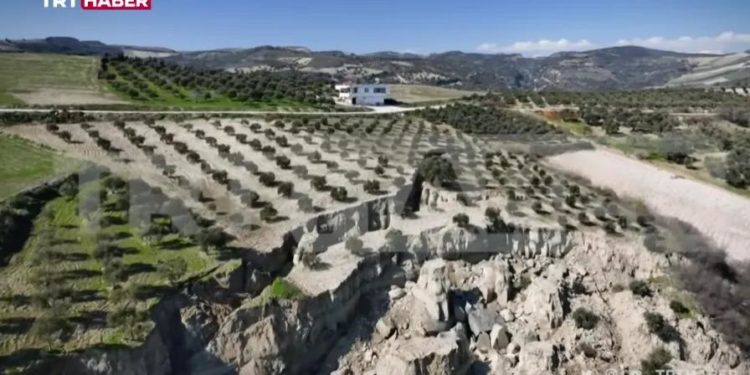 На юге Турции после землетрясений образовался разлом: гигантская трещина в земной коре протянулась на многие километры | FOTO, VIDEO