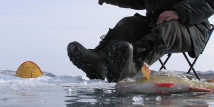 Atenție, gheață subțire: IGSU îndeamnă oamenii să evite pescuitul la copcă și mersul pe bazinele acvatice