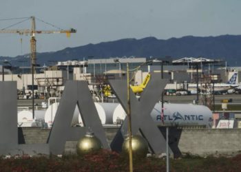 В аэропорту Лос-Анджелеса самолет столкнулся с автобусом | VIDEO