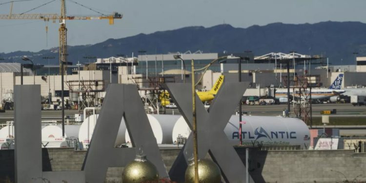 В аэропорту Лос-Анджелеса самолет столкнулся с автобусом | VIDEO