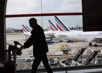 В парижском аэропорту Орли отменили половину рейсов из-за забастовки