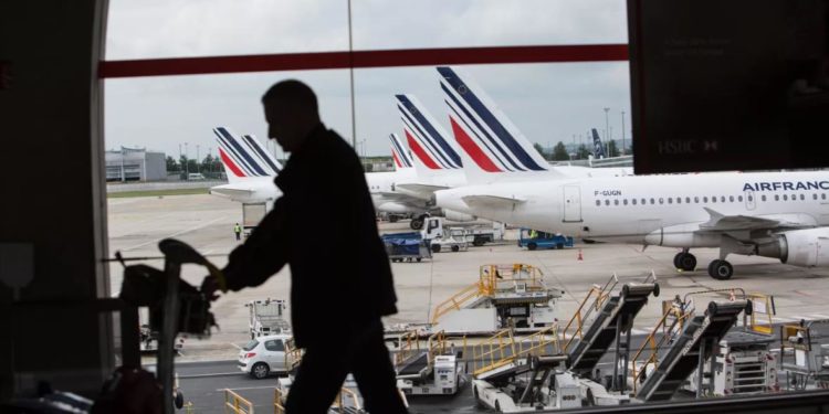 В парижском аэропорту Орли отменили половину рейсов из-за забастовки