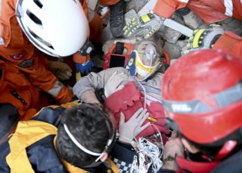 Спасателей завалило обломками при разборе разрушенного здания в Турции | VIDEO