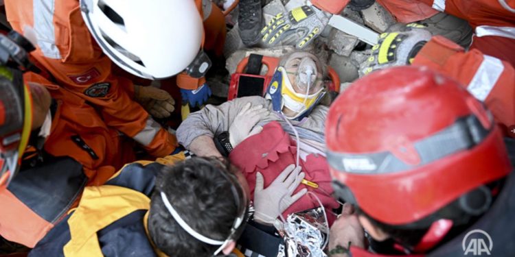 Спасателей завалило обломками при разборе разрушенного здания в Турции | VIDEO