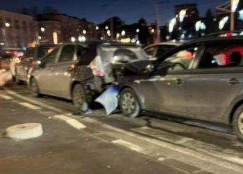 Accident în lanț, în capitală: Patru mașini s-au ciocnit în fața unui centru comercial
