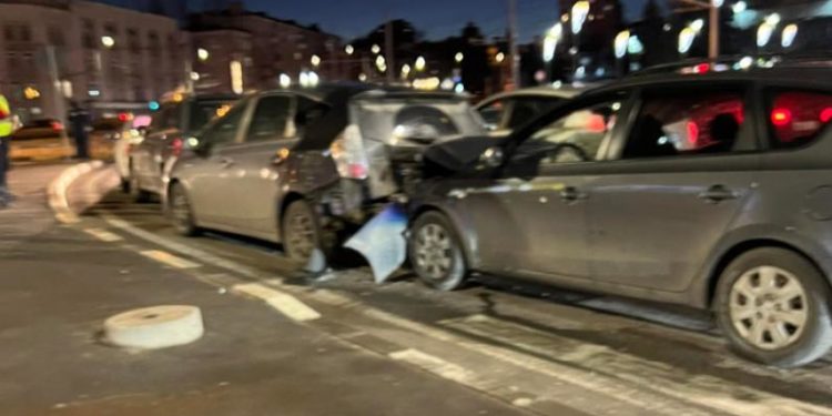 Accident în lanț, în capitală: Patru mașini s-au ciocnit în fața unui centru comercial