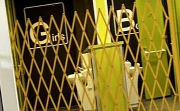 Elevii din Anglia s-au revoltat din cauza noilor reguli de folosire a toaletei. Au răsturnat băncile și au refuzat să meargă la ore