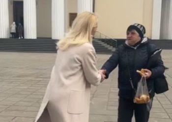 Marina Tauber și-a întrerupt transmisiunea în direct, pentru a o asculta pe o femeie în vârstă