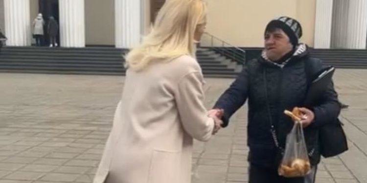 Marina Tauber și-a întrerupt transmisiunea în direct, pentru a o asculta pe o femeie în vârstă