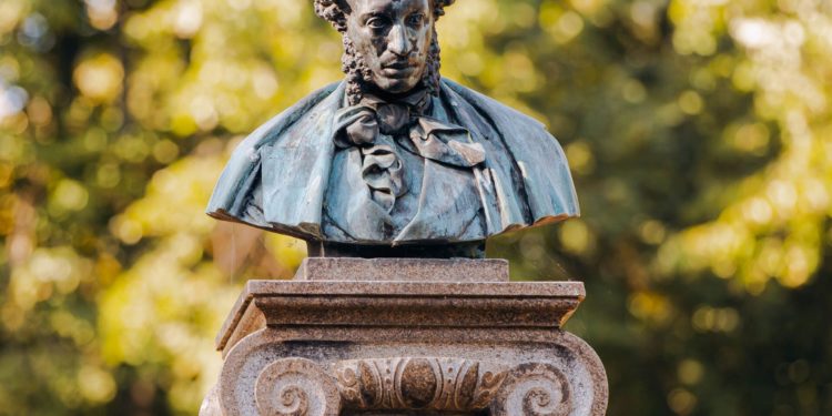 Ziua comemorării marelui poet Alexandr Pușkin: La Chișinău și Orhei, admiratorii geniului, inclusiv reprezentanții Partidului „ŞOR” au depus flori la bustul poetului | VIDEO