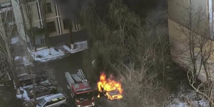 O mașină, distrusă complet de flăcări pe o stradă din capitală