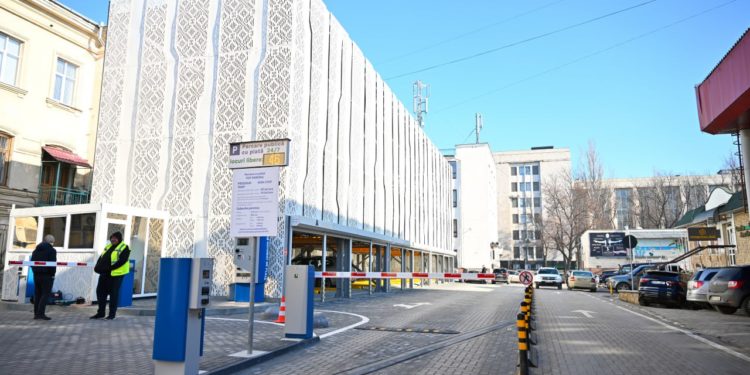 Parcare cu 4 nivele în centrul Chișinăului. Care sunt tarifele și de ce șoferii riscă amenzi