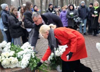 „Stinge-mi-s-or ochii mie, tot deasupra cărții sale”. Membri ai Partidului „ȘOR” și oamenii de rând au adus un omagiu marelui poet Grigore Vieru care ar fi împlinit astăzi 88 de ani | VIDEO