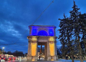 Триумфальную арку в центре Кишинева подсветили в цвета украинского флага | FOTO