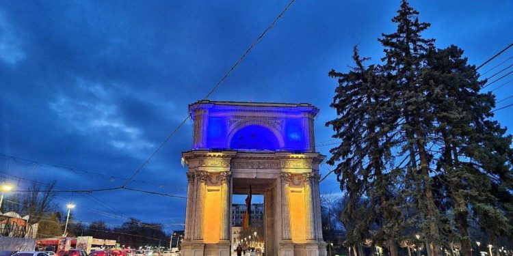 Триумфальную арку в центре Кишинева подсветили в цвета украинского флага | FOTO
