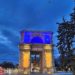 Триумфальную арку в центре Кишинева подсветили в цвета украинского флага | FOTO