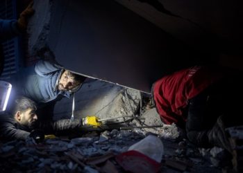 Землетрясение в Турции: Число жертв приблизилось к 200