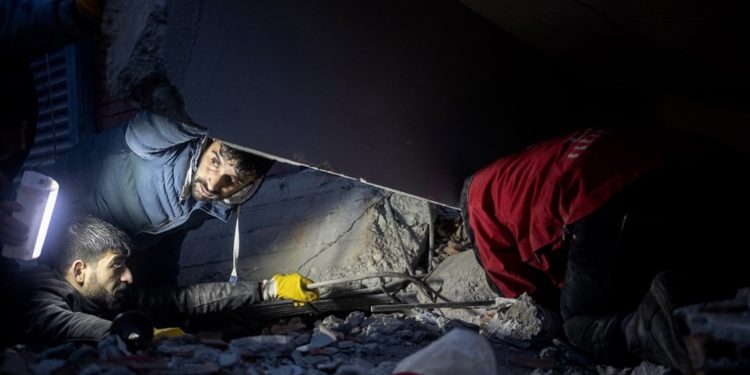 Землетрясение в Турции: Число жертв приблизилось к 200