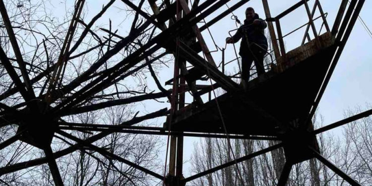 «Blocat de șapte metri înălțime». Detalii despre bărbat care a urcat pe un pilon de electricitate | VIDEO