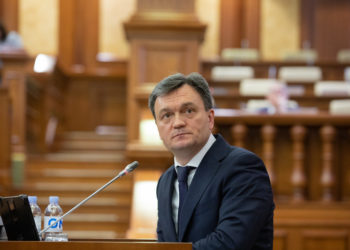 Învestirea Guvernului Recean cu tribuna blocată, „rușine și anticipate”, pe fundal: 62 de voturi PAS