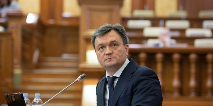 Învestirea Guvernului Recean cu tribuna blocată, „rușine și anticipate”, pe fundal: 62 de voturi PAS