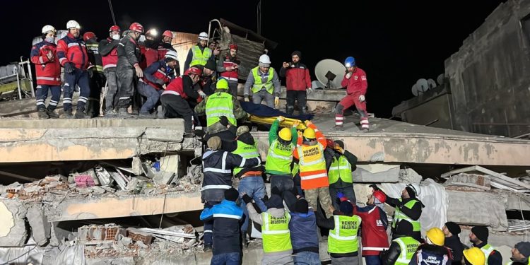 „Dezastrul secolului, în Turcia”: Numărul deceselor confirmate oficial depășește 23 de mii. Supraviețuitorii nu au apă, alimente și stau afară, în ger | VIDEO